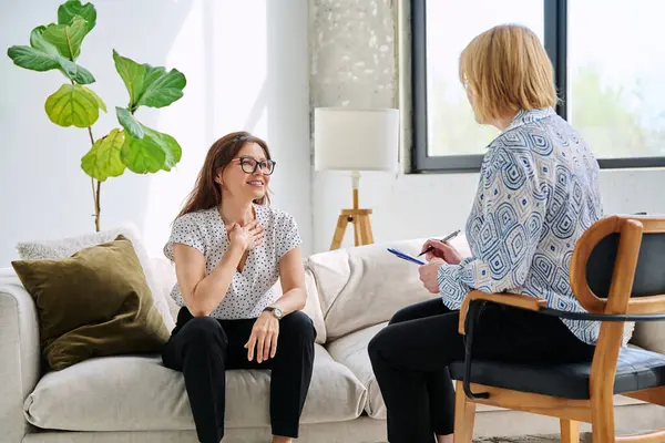 Psikolog psikanalist terapistinin terapi seansındaki orta yaşlı kadın akıl sağlığının düzelmesi olgun hastalara destek oluyor. Psikoloji Psikoterapi Psikiyatri Danışmanlık Konsepti