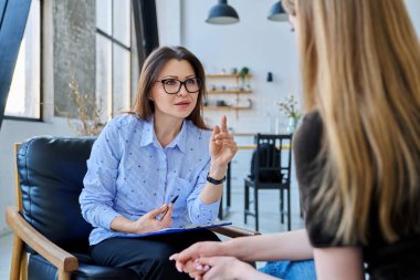 Profesyonel zihin uzmanı, kadın psikolog hasta genç bayanla birlikte çalışıyor. Psikolojik sosyal hizmetler, psikoloji psikoterapi, tedavi desteği