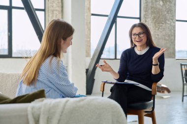 Profesyonel kadın terapist psikolog genç bir kadın hastayla çalışıyor. Psikoloji psikoterapi zihinsel terapi seansı, gençlik öğrencileri için sosyal psikolojik hizmet