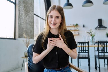 Web kamera görüntüsü, genç üniversite öğrencisinin kameraya bakarken görüntüsü. İnternetteki görüşme görüntüsü, sohbet konferansı. Çekici genç bayan blogger vlog kaydedici evde video kaydediyor