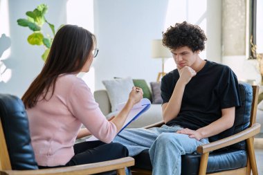 Psikolog Psikolog Danışmanlığı 'ndaki terapi seansında üzgün genç bir erkek hasta. Ruh sağlığı, psikoloji psikoterapisi, sosyal hizmetler, tedavi desteği gençlik kavramına yardım