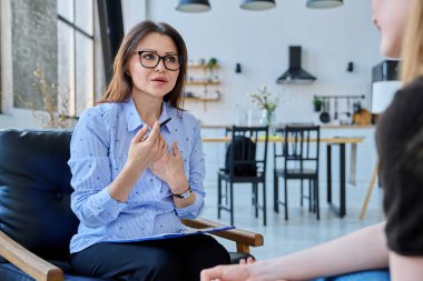 Profesyonel zihin uzmanı, kadın psikolog hasta genç bayanla birlikte çalışıyor. Psikolojik sosyal hizmetler, psikoloji psikoterapi, tedavi desteği