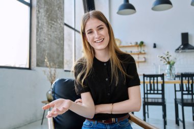 Web kamera görüntüsü, genç üniversite öğrencisinin kameraya bakarken görüntüsü. İnternetteki görüşme görüntüsü, sohbet konferansı. Çekici genç bayan blogger vlog kaydedici evde video kaydediyor