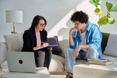 Profesyonel zihinsel terapi danışmanlık ofisinde terapi seansı sırasında genç bir hasta. Psikolojik sosyal hizmetler, psikoloji psikoterapisi gençlik destek konsepti