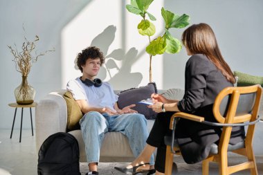 Profesyonel zihinsel terapi danışmanlık ofisinde terapi seansı sırasında genç bir hasta. Psikolojik sosyal hizmetler, psikoloji psikoterapisi gençlik destek konsepti