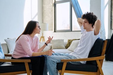 Psikolog Psikolog Danışmanlığı 'ndaki terapi seansında üzgün genç bir erkek hasta. Ruh sağlığı, psikoloji psikoterapisi, sosyal hizmetler, tedavi desteği gençlik kavramına yardım