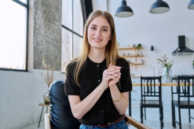 Web kamera görüntüsü, genç üniversite öğrencisinin kameraya bakarken görüntüsü. İnternetteki görüşme görüntüsü, sohbet konferansı. Çekici genç bayan blogger vlog kaydedici evde video kaydediyor