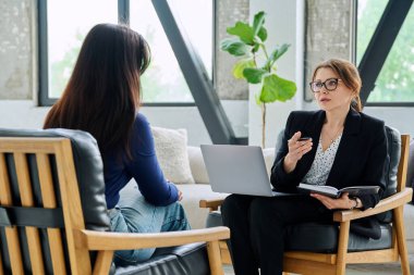 Kadın ruh sağlığı uzmanı, psikolog, psikoterapist, danışman, sosyal hizmet görevlisi. Psikoloji terapisi bireysel oturumlar toplantılar tedavi desteği