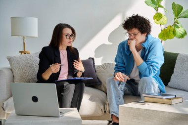 Zihinsel terapi seansı, kadın psikolog, terapist, sosyal hizmet görevlisi ile konuşan genç adam ofiste birlikte oturuyor. Psikoloji Psikiyatri Danışmanlık Destek Gençlere Yardım