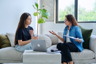 Psikolog terapistinin ofisinde ciddi bir genç kız. Genç bayan hasta psikoterapist sosyal uzmanıyla konuşuyor. Psikoloji psikoterapi zihinsel hizmetleri