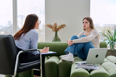 Üzgün üzgün, terapi seansında psikolog psikolog muayenehanesindeki genç kadın hasta. Ruh sağlığı, psikoloji psikoterapisi, sosyal hizmetler, tedavi desteği gençlik kavramına yardım