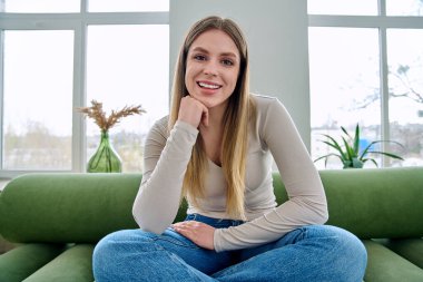 Web kamerasında genç ve güzel bir kadının kameraya, internet toplantısına ve sohbet konferansına baktığı görülüyor. Çekici kadın blogger vlog kaydedici evde video, uzaktan iletişim