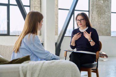 Profesyonel kadın terapist psikolog genç bir kadın hastayla çalışıyor. Psikoloji psikoterapi zihinsel terapi seansı, gençlik öğrencileri için sosyal psikolojik hizmet