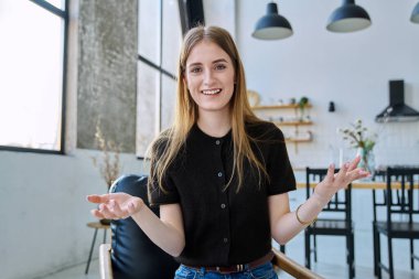 Web kamera görüntüsü, genç üniversite öğrencisinin kameraya bakarken görüntüsü. İnternetteki görüşme görüntüsü, sohbet konferansı. Çekici genç bayan blogger vlog kaydedici evde video kaydediyor