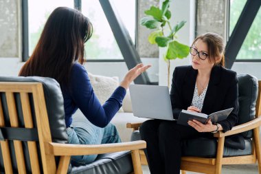 Kadın gazeteci, işveren, İnsan Kaynakları müdürü, işe alım görevlisi, sosyal hizmet çalışanı mülakatçısı ofiste birlikte oturan kadınla görüşme. İş, personel, kariyer, iş kavramı