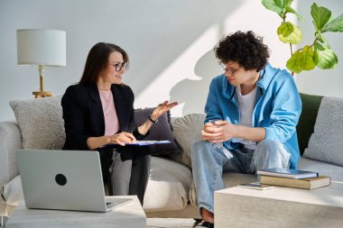 Profesyonel zihinsel terapi danışmanlık ofisinde terapi seansı sırasında genç bir hasta. Psikolojik sosyal hizmetler, psikoloji psikoterapisi gençlik destek konsepti