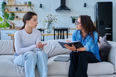 Genç bir kızla çalışan kadın sosyal hizmet uzmanı. Ev ziyareti, araştırma danışmanlığı. Psikolojik sosyal hizmetler, psikoloji psikoterapi, tedavi desteği