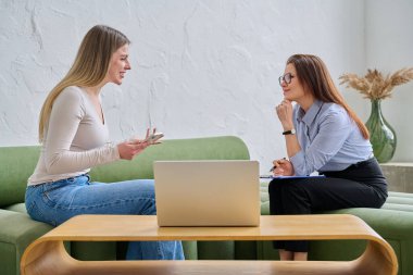 Zihinsel terapi seansı, kadın psikolog genç bir kadın hastayla çalışıyor. Psikoloji psikoterapisi sosyal hizmetler tedavisine destek kavramı