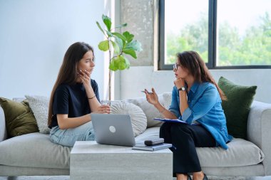 Psikolog terapistinin ofisinde ciddi bir genç kız. Genç bayan hasta psikoterapist sosyal uzmanıyla konuşuyor. Psikoloji psikoterapi zihinsel hizmetleri