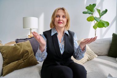 Webcam görüntüsü orta yaşlı iş kadını görüntülü konuşma konferansında konuşuyor. Uzak çevrimiçi toplantı, video çağrı işi, zihinsel terapi oturumu, blog blogger vlog kaydı