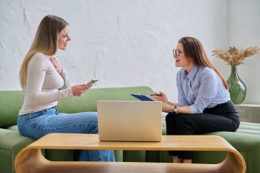 Zihinsel terapi seansı, kadın psikolog genç bir kadın hastayla çalışıyor. Psikoloji psikoterapisi sosyal hizmetler tedavisine destek kavramı