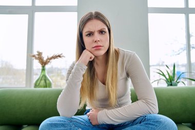 Web kamerasında genç, güzel, ciddi bir kadının internette sohbet konferansı hakkında konuşurken görüntüsü var. Çekici kadın blogger vlog kaydedici ev uzak iletişim video