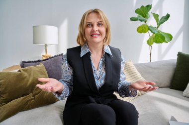 Webcam görüntüsü orta yaşlı iş kadını görüntülü konuşma konferansında konuşuyor. Uzak çevrimiçi toplantı, video çağrı işi, zihinsel terapi oturumu, blog blogger vlog kaydı