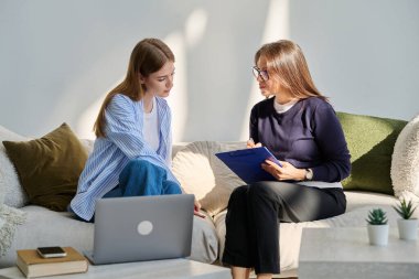 Psikolog terapistinin ofisinde ciddi bir genç kız. Genç bayan hasta psikoterapist sosyal uzmanıyla konuşuyor. Psikoloji psikoterapi zihinsel hizmetleri