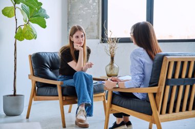 Profesyonel zihinsel terapi danışmanlık ofisinde terapi seansı sırasında genç bir hasta. Psikolojik sosyal hizmetler, psikoloji psikoterapisi gençlik destek konsepti