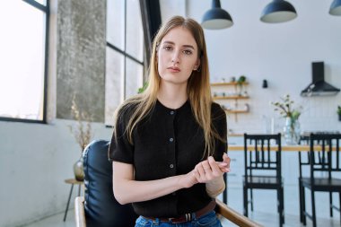 Web kamera görüntüsü, genç üniversite öğrencisinin kameraya bakarken görüntüsü. İnternetteki görüşme görüntüsü, sohbet konferansı. Çekici genç bayan blogger vlog kaydedici evde video kaydediyor