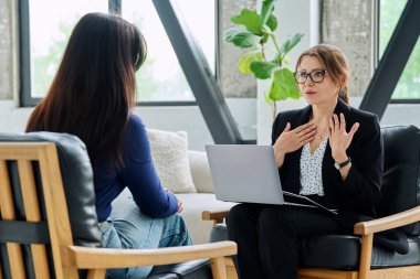 Kadın ruh sağlığı uzmanı, psikolog, psikoterapist, danışman, sosyal hizmet görevlisi. Psikoloji terapisi bireysel oturumlar toplantılar tedavi desteği