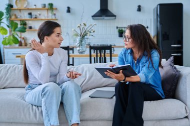 Genç bir kızla çalışan kadın sosyal hizmet uzmanı. Ev ziyareti, araştırma danışmanlığı. Psikolojik sosyal hizmetler, psikoloji psikoterapi, tedavi desteği