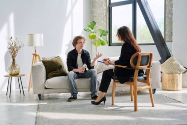 Zihinsel terapi seansında genç bir çocuk, davranış uzmanı, psikolog ve sosyal hizmet uzmanıyla konuşuyor. Ergenlik dönemi, akıl sağlığı destek yardımı, psikoloji psikoterapisi