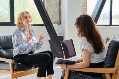 Zihinsel terapi seansı, orta yaşlı iş kadını hasta profesyonel psikolog psikoterapist zihinsel terapistle konuşuyor, ofiste birlikte oturuyorlar. Psikoloji psikoterapi danışmanlık konsepti