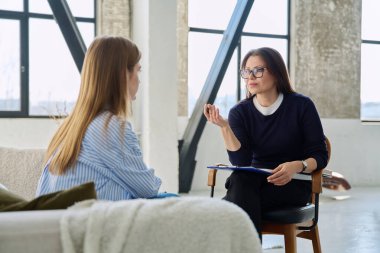 Profesyonel kadın terapist psikolog genç bir kadın hastayla çalışıyor. Psikoloji psikoterapi zihinsel terapi seansı, gençlik öğrencileri için sosyal psikolojik hizmet