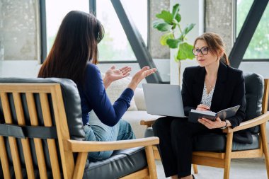 Kadın gazeteci, işveren, İnsan Kaynakları müdürü, işe alım görevlisi, sosyal hizmet çalışanı mülakatçısı ofiste birlikte oturan kadınla görüşme. İş, personel, kariyer, iş kavramı
