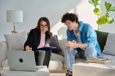 Psikolojik seans terapisi, birlikte bilgisayar ekranına bakan uzman, genç adam ve terapistle sosyal danışma. Psikoloji Psikiyatri Danışmanlık Destek Gençlere Yardım