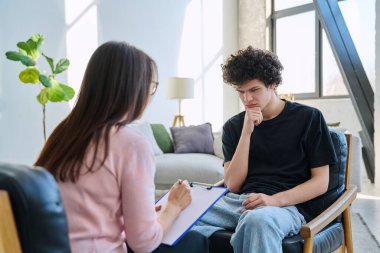 Üzgün üzgün, terapi seansındaki genç erkek hasta psikolog danışmanlık ofisinde. Ruh sağlığı, psikoloji psikoterapisi, sosyal hizmetler, tedavi desteği gençlik kavramına yardım