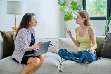 Kadın terapist, psikolog, sosyal hizmet görevlisi ve eğitim danışmanıyla terapi seansına katılan genç bir kız öğrenci. Psikoloji, psikoterapi, danışmanlık, gençlik akıl sağlığı konsepti