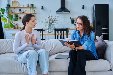 Genç bir kızla çalışan kadın sosyal hizmet uzmanı. Ev ziyareti, araştırma danışmanlığı. Psikolojik sosyal hizmetler, psikoloji psikoterapi, tedavi desteği