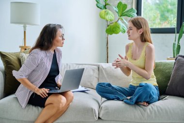 Kadın terapist, psikolog, sosyal hizmet görevlisi ve eğitim danışmanıyla terapi seansına katılan genç bir kız öğrenci. Psikoloji, psikoterapi, danışmanlık, gençlik akıl sağlığı konsepti