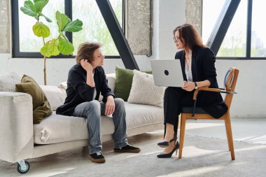 Zihinsel terapi seansında genç bir çocuk, davranış uzmanı, psikolog ve sosyal hizmet uzmanıyla konuşuyor. Ergenlik dönemi, akıl sağlığı destek yardımı, psikoloji psikoterapisi