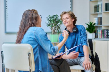 Okul danışmanı, akıl hocası, koç, psikolog ile görüşen genç öğrenci. Zihinsel sosyal hizmetler, eğitim, psikoloji, psikoterapi, danışmanlık, ergenlik