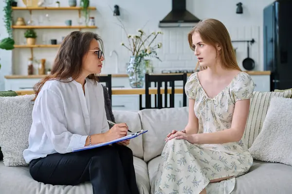 Genç bir kızla çalışan kadın sosyal hizmet uzmanı. Ev ziyareti, araştırma danışmanlığı. Psikolojik sosyal hizmetler, psikoloji psikoterapi, tedavi desteği