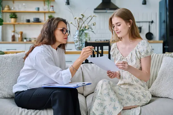 Genç bir kızla çalışan kadın sosyal hizmet uzmanı. Ev ziyareti, araştırma danışmanlığı. Psikolojik sosyal hizmetler, psikoloji psikoterapi, tedavi desteği