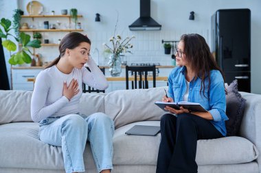 Genç bir kızla çalışan kadın sosyal hizmet uzmanı. Ev ziyareti, araştırma danışmanlığı. Psikolojik sosyal hizmetler, psikoloji psikoterapi, tedavi desteği