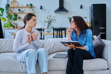 Genç bir kızla çalışan kadın sosyal hizmet uzmanı. Ev ziyareti, araştırma danışmanlığı. Psikolojik sosyal hizmetler, psikoloji psikoterapi, tedavi desteği