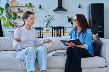 Genç bir kızla çalışan kadın sosyal hizmet uzmanı. Ev ziyareti, araştırma danışmanlığı. Psikolojik sosyal hizmetler, psikoloji psikoterapi, tedavi desteği