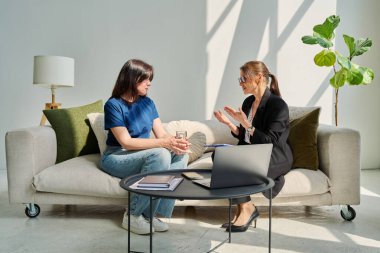 Psikoloji seansı, danışman psikologla konuşan kadın hasta, ofiste birlikte oturuyoruz. Profesyonel ruhsal yardım tedavisi psikolojik tedavi desteği