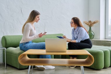 Psikolog, terapist ve danışman olarak psikoterapi seansı sırasında genç bir bayan hasta. Sosyal sağlık hizmetleri, psikoloji, gençlik sağlığı, profesyonel tedavi desteği